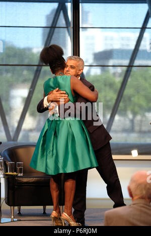 Der Bürgermeister von London, Sadiq Khan und Baroness Floella Benjamin, OBE bei einer Feier des 70. Jahrestages der Windrush im Rathaus am Samstag, den 30. Juni 2018. Floella gab der Hauptredner bei der Veranstaltung die Landung der Schiff MV Empire Windrush, die in Tilbury Docks, Essex kamen zu Feiern, am 22. Juni 1948, die Arbeiter aus Jamaika, Trinidad und Tobago und anderen Inseln, als Antwort auf die Nachkriegszeit Engpässe auf dem Arbeitsmarkt in Großbritannien. Stockfoto