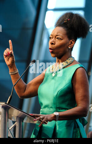 Baroness Floella Benjamin, OBE bei einer Feier des 70. Jahrestages der Windrush im Rathaus am Samstag, den 30. Juni 2018. Floella gab der Hauptredner bei der Veranstaltung die Landung der Schiff MV Empire Windrush, die in Tilbury Docks, Essex kamen zu Feiern, am 22. Juni 1948, die Arbeiter aus Jamaika, Trinidad und Tobago und anderen Inseln, als Antwort auf die Nachkriegszeit Engpässe auf dem Arbeitsmarkt in Großbritannien. Stockfoto