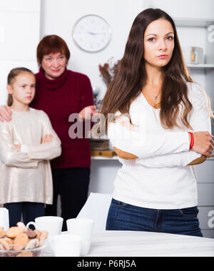 Porträt der jungen Mutter verärgert nach mit kleinen Tochter hinter stehend mit grandma Streit Stockfoto