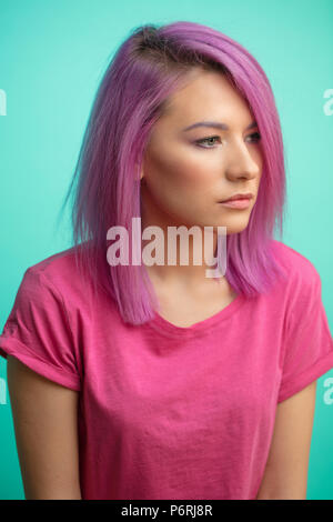 Gefärbte Haare. Portrait von ziemlich ruhige Frau mit Haaren in rosa oder purpurrote Farbe gefärbt. Stilvolle haicut. Gesundes Haar, Haarfärbung, Frau Schönheit Co Stockfoto