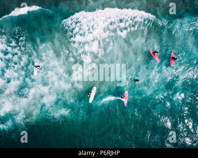 Surfer warten am Strand für die nächste große Welle in Porto, Portugal Stockfoto