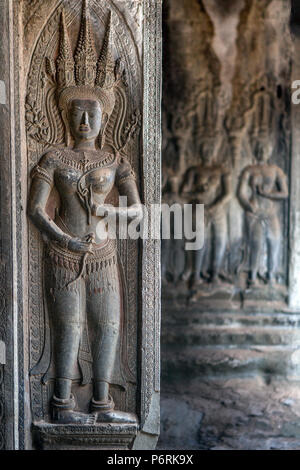 Bas-Relief an der Wand Schnitzen einer Apsara Tänzer bei der Tempelanlage Angkor Wat, Siem Reap, Kambodscha. Stockfoto