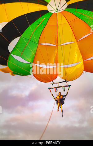 Parasailing über weißen Strand von Puerto Galera, Oriental Mindoro, Philippinen. Stockfoto