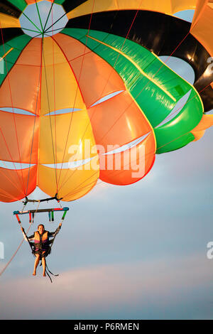 Parasailing, eine extreme Wasser sport, über White Beach, Puerto Galera, Mindoro, Philippinen. Stockfoto