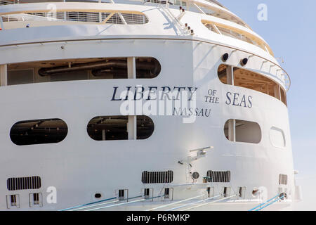 Stern der Luxusliner Freiheit der Meere, eine Freiheit, klasse Kreuzfahrtschiffe, hat Rumpf Cut-outs Lüftung. Stockfoto