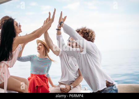 Alle zusammen haben wir es geschafft! Konzeption von erfolgreichen Teambuilding. Fünf glückliche Schüler die Hände zusammen, feiern ihre erfolgreiche Prüfung Stockfoto