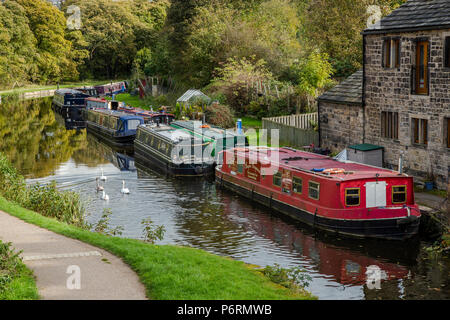Lastkähne auf dem Leeds Liverpool Canal an Calverley, Leeds. Stockfoto