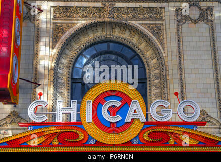 Chicago, Illinois, USA - 22. Juni 2018: Das Wahrzeichen von Chicago Theater an der State Street. Die historische Theater stammt aus dem Jahre 1921. Stockfoto