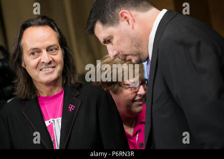 John Legere, CEO von T-Mobile USA, und Marcelo Claure, Sprint Corporation bezeugen vor einem Senat-rechtsausschusse Anhörung über die anstehende T-Mobile und Stockfoto