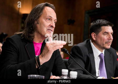 John Legere, CEO von T-Mobile USA, und Marcelo Claure, Sprint Corporation bezeugen vor einem Senat-rechtsausschusse Anhörung über die anstehende T-Mobile und Stockfoto