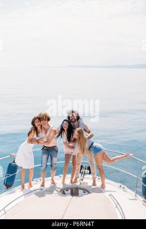 Stattliche Kerle und der kaukasischen elegante Frauen Freunde Wein trinken, tanzen bei exklusiven Boot Party. Yachting im Sommer Urlaub. Kreuzfahrt, Reisen, Vac Stockfoto