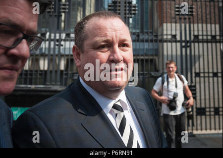 Derby Gate, Westminster, London, Großbritannien. 7. Juni 2016. Mike Ashley kommt an Portcullis House in Westminster vor der Unternehmen, Innovation zu erscheinen Stockfoto