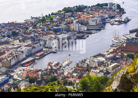 Panorama der Stadt Bergen, Norwegen, Stadtzentrum und Hafen Bucht Vagen, Blick vom Mount Floyen Stockfoto