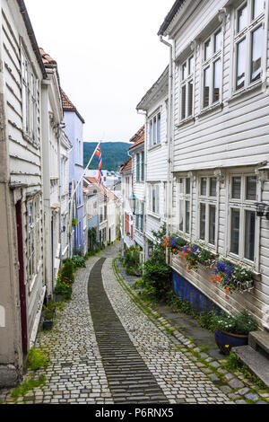 Gasse in der Altstadt von Bergen mit Holzhäuser, Norwegen, Knosesmauet Straße Stockfoto