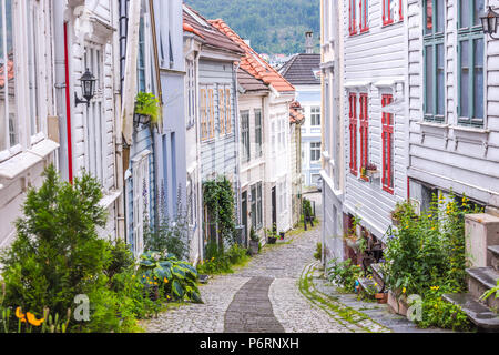 Gasse in der Altstadt von Bergen mit Holzhäuser, Norwegen, Knosesmauet Straße Stockfoto