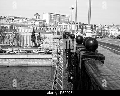 Gebäude am Ufer der Moskwa, Schwarz und Weiß Foto Stockfoto