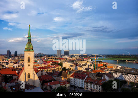 Bratislava, Hauptstadt der Slowakei bei Sonnenuntergang, Stadtbild mit der Altstadt und der Kathedrale St. Martin Stockfoto