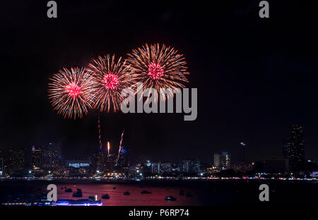 Feuerwerk erforscht über Stadtbild bei Nacht in Pattaya International Fireworks Festival. Ferien und Feier Hintergrund Stockfoto