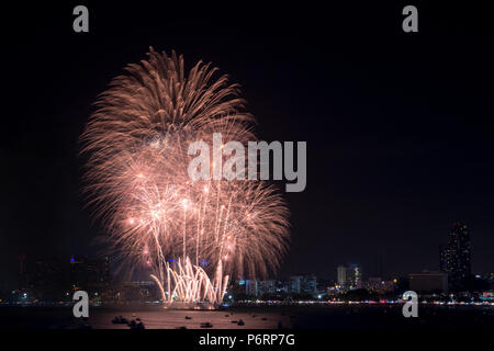 Feuerwerk erforscht über Stadtbild bei Nacht in Pattaya International Fireworks Festival. Ferien und Feier Hintergrund Stockfoto