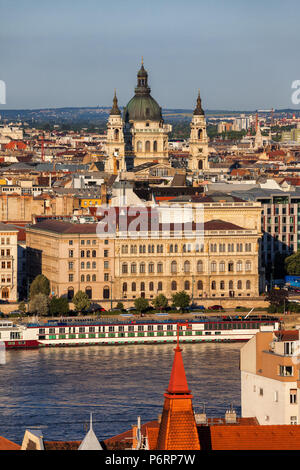 Budapest, die Hauptstadt Ungarns Sonnenuntergang Stadtbild, Blick über die Donau auf die St.-Stephans-Basilika Stockfoto