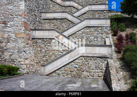 Kreuz und quer Zickzack Treppen zur Burg von Bratislava in der Slowakei Stockfoto