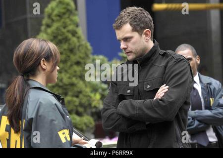 Fringe TV-Serie 2008-2013 USA 2009 Staffel 2, Folge 01: Ein neuer Tag in der Altstadt Erstellt von J.J. Abrams Regie: Akiva Goldsman Joshua Jackson, Meghan Markle Stockfoto
