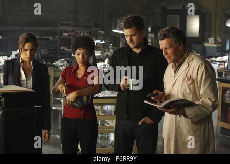 Fringe TV-Serie 2008-2013 USA 2009 Staffel 2, Folge 01: Ein neuer Tag in der Altstadt Erstellt von J.J. Abrams Regie: Akiva Goldsman Meghan Markle, Joshua Jackson, jasika Nicole, John Noble Stockfoto