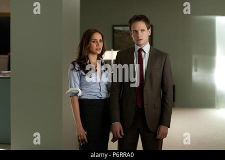 Passt TV-Serie (2011-) USA von Aaron Korsh 2011 Staffel 1, Folge 08: Identitätskrise Regie: Norberto Barba Meghan Markle, Patrick J. Adams Stockfoto