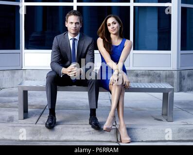 Passt TV-Serie (2011-) USA von Aaron Korsh Patrick J. Adams, Meghan Markle Förderung Bild erstellt Stockfoto