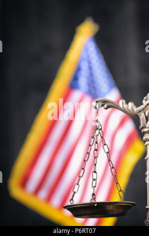 Recht und Gerechtigkeit, Rechtmäßigkeit Konzept, Waage der Gerechtigkeit vor der amerikanischen Flagge im Hintergrund. Stockfoto