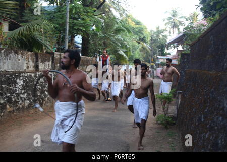 Parayeduppu in Verbindung mit machad mamangam, wo ilayad, Vertreter der Göttin bhagavathi auf den Schultern von edupanmar, Devotees visits zu segnen. Stockfoto