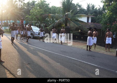 Parayeduppu in Verbindung mit machad mamangam, wo ilayad, Vertreter der Göttin bhagavathi auf den Schultern von edupanmar, Devotees visits zu segnen. Stockfoto