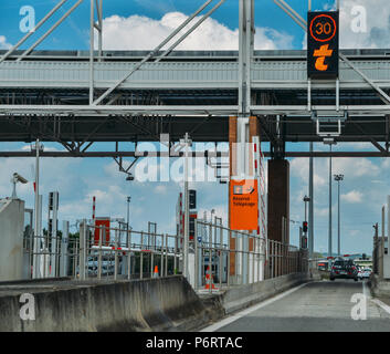 Autos, die durch den Punkt der Mautautobahn, Mautstelle in Frankreich, peage Stockfoto