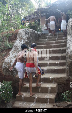 Parayeduppu in Verbindung mit machad mamangam, wo ilayad, Vertreter der Göttin bhagavathi auf den Schultern von edupanmar, Devotees visits zu segnen. Stockfoto