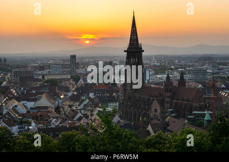 Deutschland, Alte Minster und Häuser in Freiburg im Breisgau in orange Sonnenuntergang Licht Stockfoto