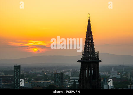 Deutschland, Münster Freiburg im Breisgau unter orange leuchtende Himmel Stockfoto