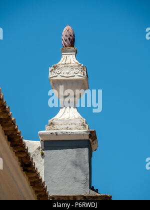 Typische architektonische Detail in der Altstadt von Estoi, Algarve, Portugal Stockfoto