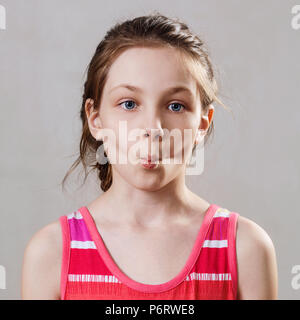 Portrait von kleinen Mädchen mit lustigen Fisch Ausdruck. Stockfoto