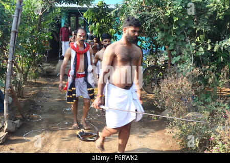 Parayeduppu in Verbindung mit machad mamangam, wo ilayad, Vertreter der Göttin bhagavathi auf den Schultern von edupanmar, Devotees visits zu segnen. Stockfoto