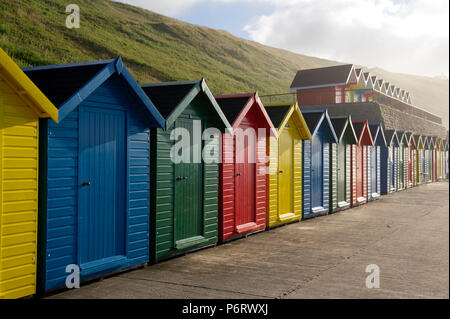 Die bunten Badekabinen mit Blick auf Whitby Strand an der Küste von North Yorkshire. Stockfoto