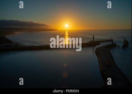 Ein Sommer Sonnenuntergang über Whitby Hafen an der Küste von North Yorkshire Stockfoto