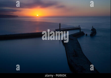 Ein Sommer Sonnenuntergang über Whitby Hafen an der Küste von North Yorkshire Stockfoto