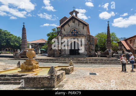 Brunnen vor der Kirche des hl. Stanislaus, Altos de Chavon Stockfoto