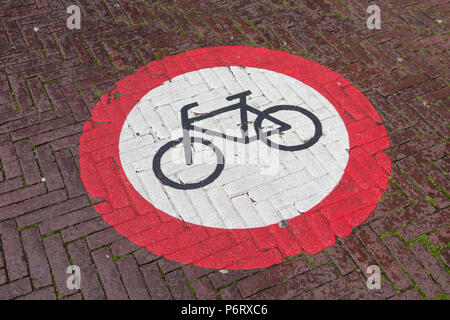 Keine Radfahren unterzeichnen, auf dem Boden in Amsterdam, Niederlande, lackiert Stockfoto