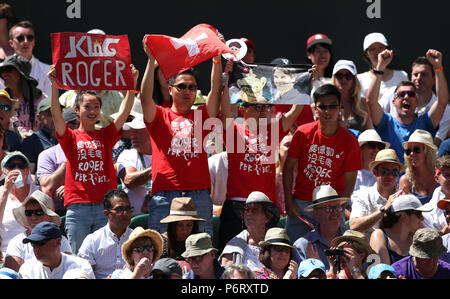 Roger Federer Fans zeigen ihre Unterstützung am ersten Tag der Wimbledon Championships in der All England Lawn Tennis und Croquet Club, Wimbledon. Stockfoto