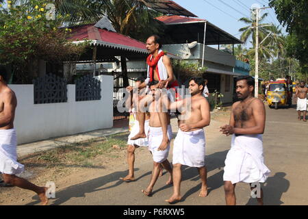 Parayeduppu in Verbindung mit machad mamangam, wo ilayad, Vertreter der Göttin bhagavathi auf den Schultern von edupanmar, Devotees visits zu segnen. Stockfoto