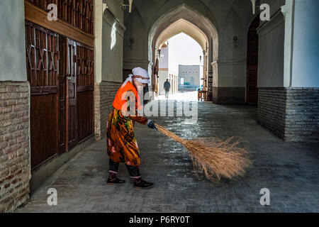 Eine sauberere Fegen auf dem bazar Taki-Zargaron am frühen Morgen, Buchara, Usbekistan Stockfoto