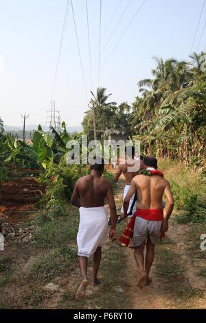 Parayeduppu in Verbindung mit machad mamangam, wo ilayad, Vertreter der Göttin bhagavathi auf den Schultern von edupanmar, Devotees visits zu segnen. Stockfoto