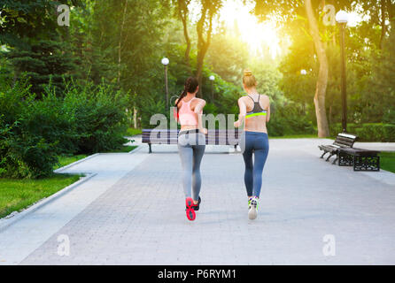 Läufer Training im Freien arbeiten in der City Park Stockfoto