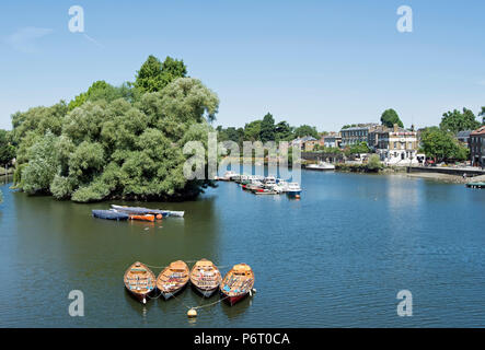 Sommer Blick von der Richmond Brücke über die Themse in Richtung Richmond upon Thames, Surrey, England Stockfoto